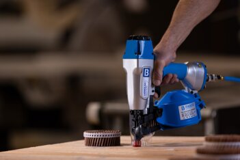 LIGNOLOC® F33  wooden nail system in use on a wooden workbench.