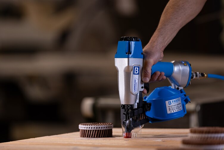 LIGNOLOC® F33  wooden nail system in use on a wooden workbench.