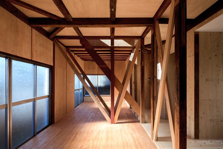 A room inside a wooden house with beam structures and interior wood paneling: Fastened with LIGNOLOC® wooden nails by BECK