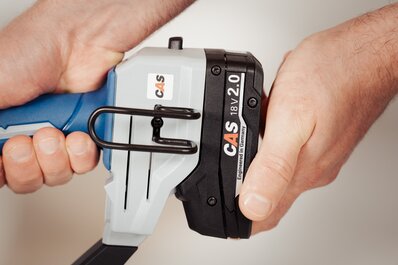 CAS battery packs – compatible with BECK cordless tools and over 450 devices from 45 brands CAS battery pack in use with BECK cordless tools on a construction site, demonstrating cross-brand compatibility and flexibility