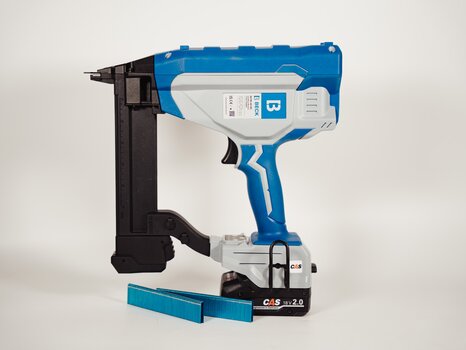 BECK cordless stapler 40 mm with loaded magazine and blue staples on white background.