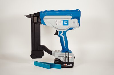 BECK cordless stapler 40 mm with CAS battery BECK cordless stapler 40 mm with loaded magazine and blue staples on white background.