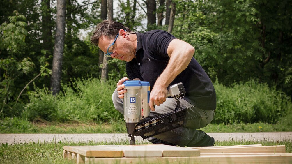 Mann arbeitet mit Scrail® Invisideck® Systemen