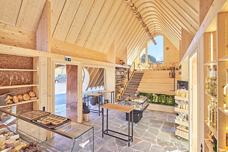 Bauernbogen Abtenau – Innenansicht des Verkaufsraums mit Holzarchitektur, realisiert mit LIGNOLOC® Holznägeln von BECK