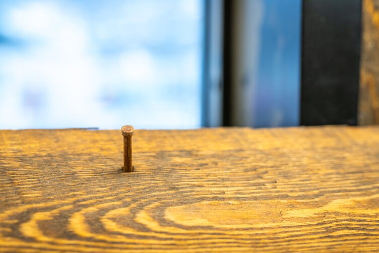 Wikinger-Stabkirche Odda – Detailaufnahme der Holzoberfläche mit eingeschossenem LIGNOLOC® Holznagel von BECK