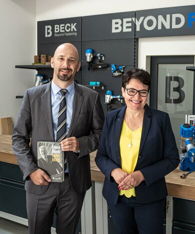 Christian Beck, General Manager & CEO BECK, mit Ulrike Steinmaßl, Regionaldirektorin OÖ SENAT DER WIRTSCHAFT | © BECK