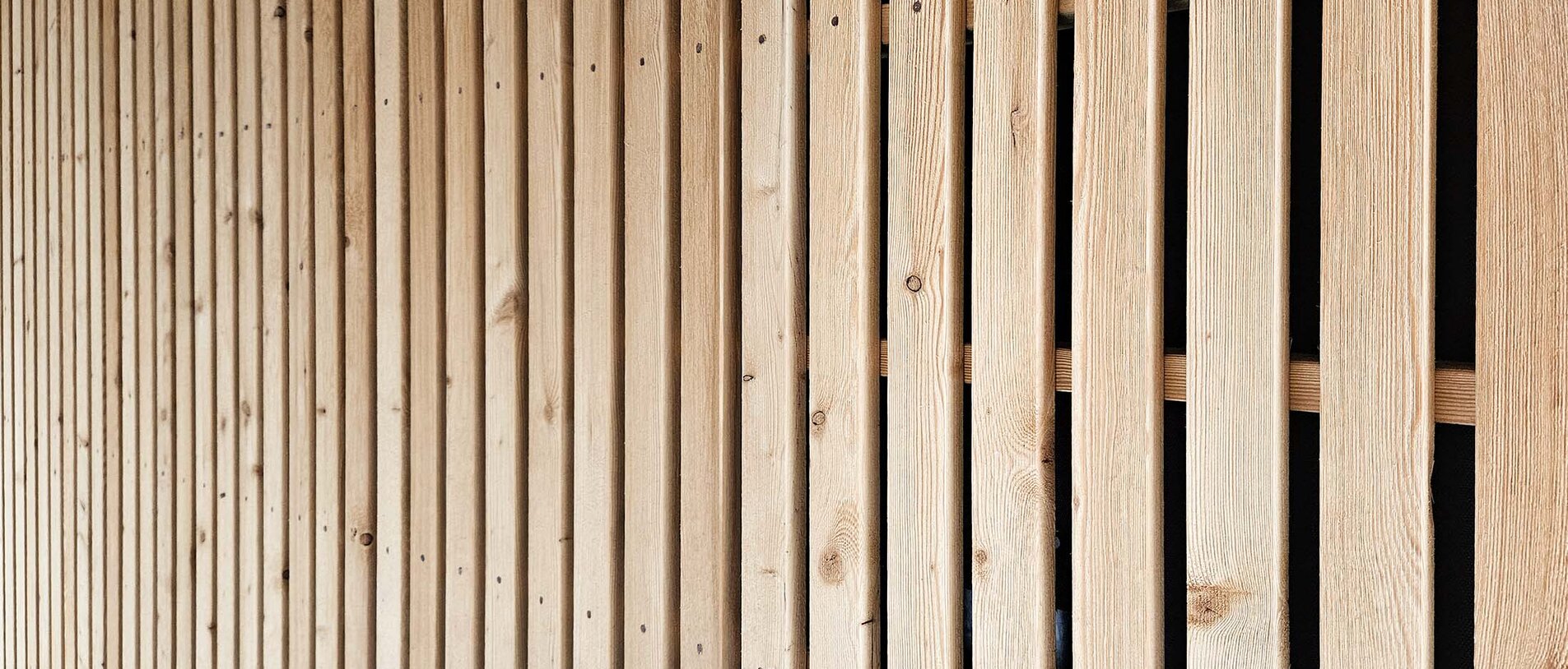 Bauernbogen Abtenau – Detailaufnahme der vertikalen Holzfassade, befestigt mit LIGNOLOC® Holznägeln von BECK