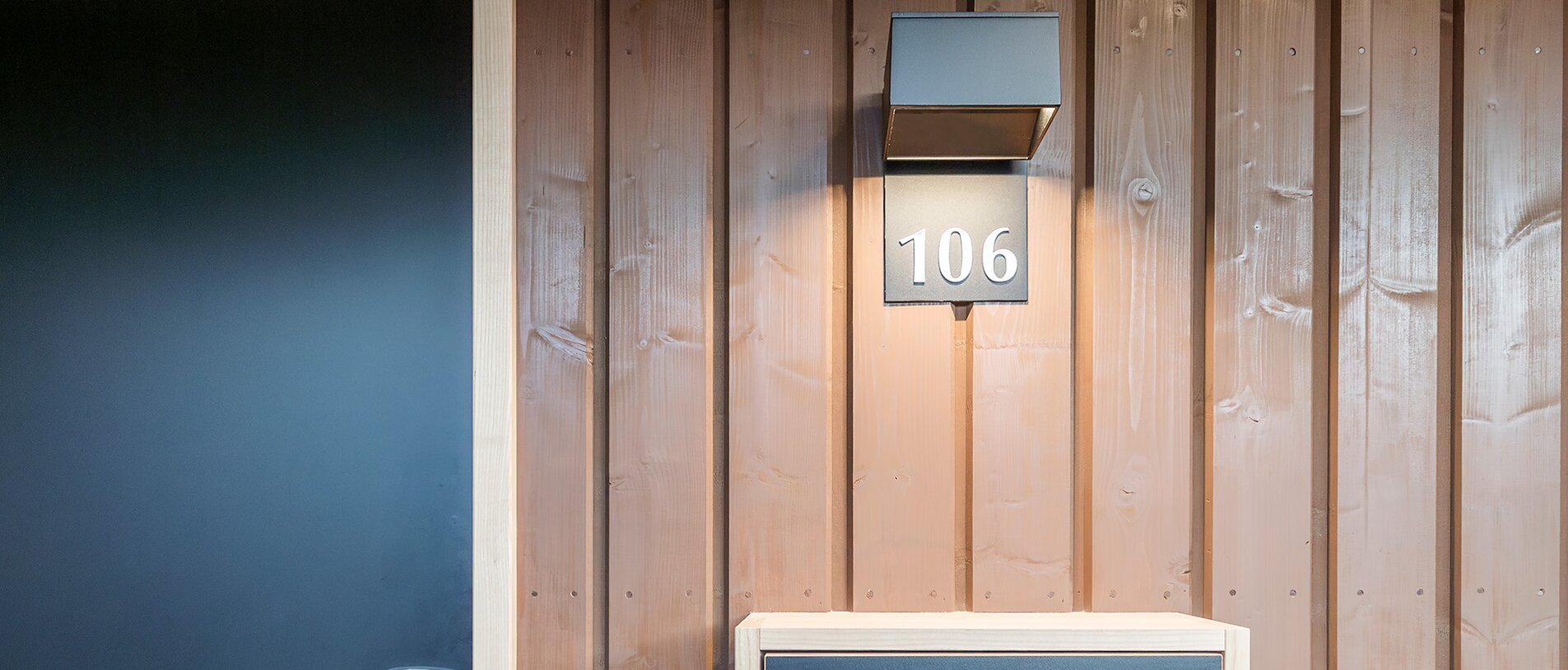 Hotel Arken – Room Entrance | BECK Hotel Arken – entrance to hotel room with timber façade, fastened with LIGNOLOC® wooden nails by BECK
