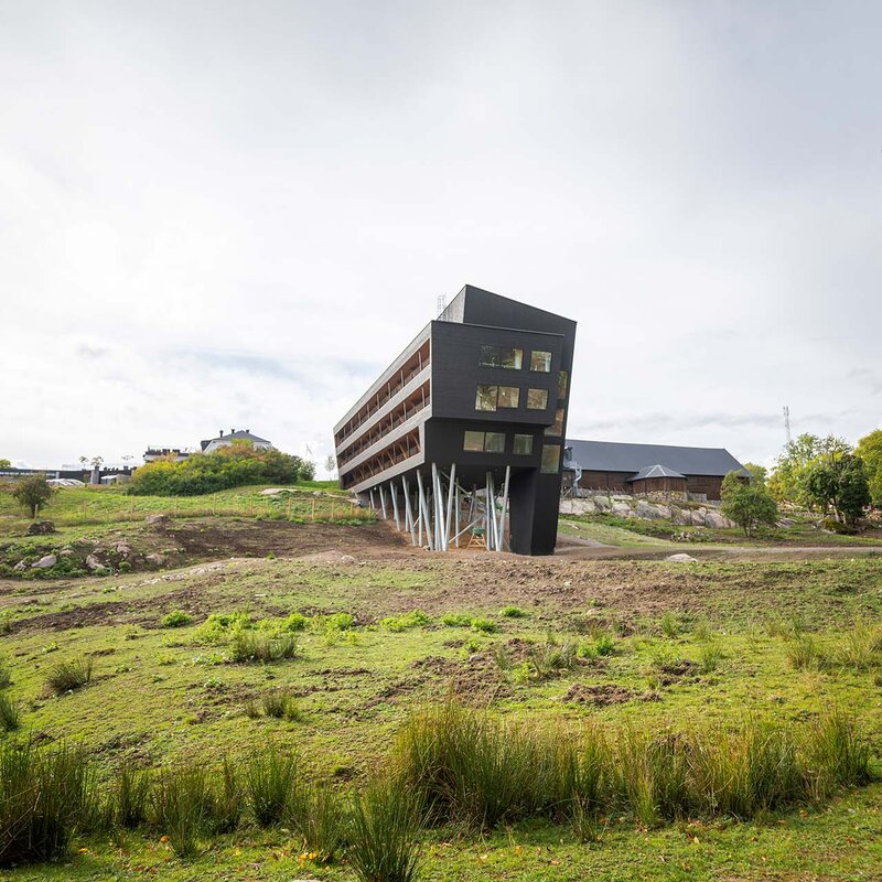 Hotel Arken – Exterior View | BECK Hotel Arken – exterior view of the three-story timber building on steel stilts, fastened with LIGNOLOC® wooden nails by BECK