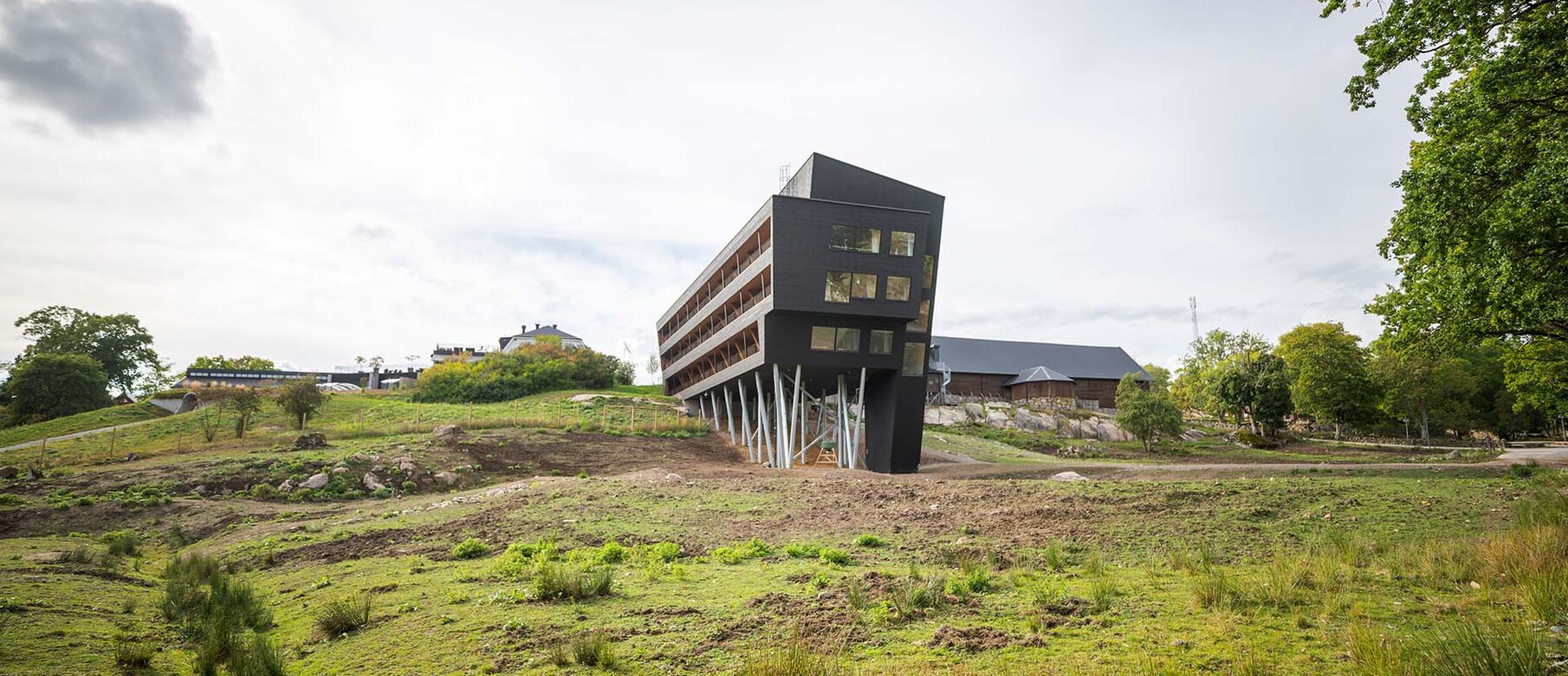 Hotel Arken – Exterior View | BECK Hotel Arken – exterior view of the three-story timber building on steel stilts, fastened with LIGNOLOC® wooden nails by BECK