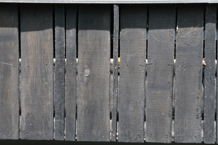 Tanzschule am Eichberg – Detail der dunklen Holzfassade mit LIGNOLOC® Holznägeln von BECK