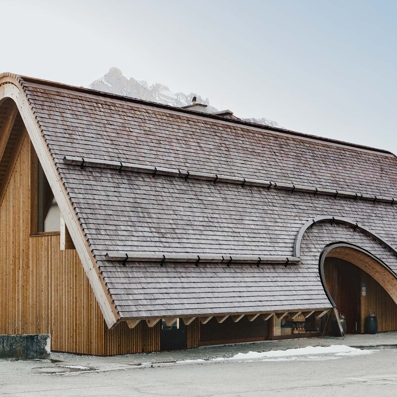 Bauernbogen Abtenau – Architectural Detail | BECK Bauernbogen Abtenau – exterior view with arched roof and vertical wooden façade, realized with LIGNOLOC® wooden nails by BECK