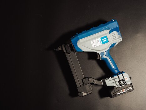 BECK 40 mm cordless stapler lying on black background.