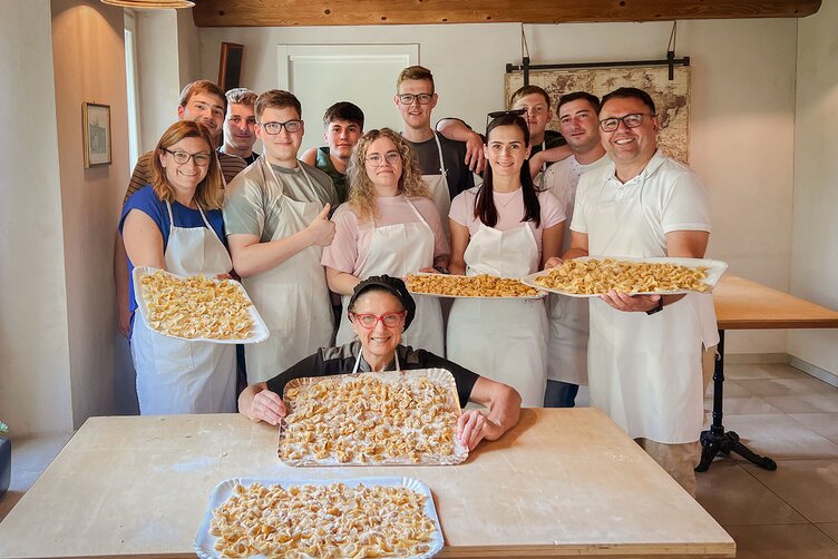 BECK Gruppe beim Tortellini machen