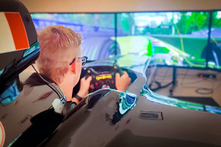 Junge fährt Ferrari im Museum