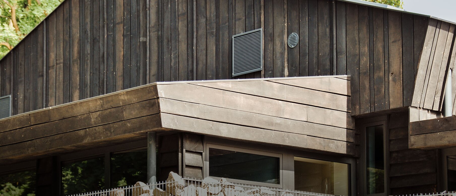 Tanzschule am Eichberg – Detail der dunklen Holzfassade mit LIGNOLOC® Holznägeln von BECK