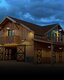 Außenansicht einer nachhaltigen Scheune und eines Einfamilienhauses in Utah mit Brettstapel-Elementen und LIGNOLOC® Holznägeln von BECK