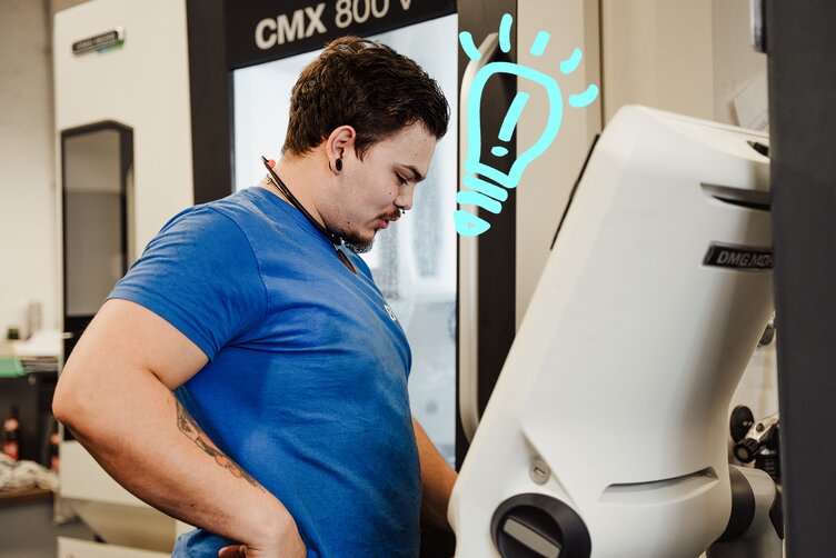 Lehrling an der CNC Maschine