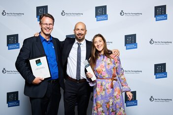 Stefan Siemers, Director R&D, Christian Beck, CEO, und Michaela Beck, Marketing Director, bei der Preisverleihung des Iconic Award 2022 | © Oliver Laux