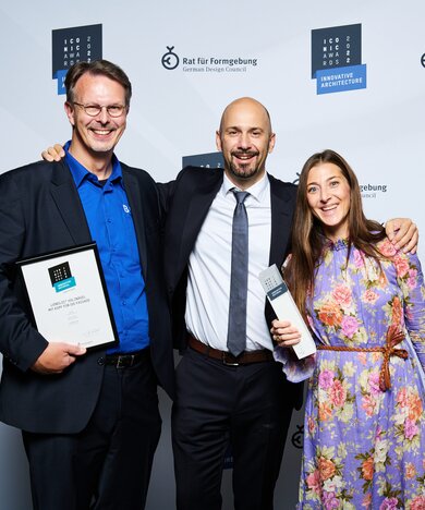 Stefan Siemers, Director R&D, Christian Beck, CEO, und Michaela Beck, Marketing Director, bei der Preisverleihung des Iconic Award 2022 | © Oliver Laux