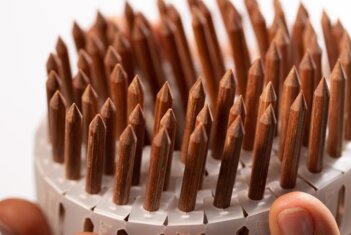 Hand hält Lignoloc Holznagel Coil | © getifo
