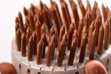 Hand hält Lignoloc Holznagel Coil | © getifo