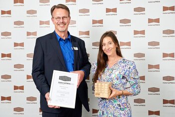 Stefan Siemers, F&E Direktor, und Michaela Beck,  Marketing Direktor, nahmen die Auszeichnung für  LIGNOLOC® im Namen der Raimund Beck KG entgegen. | © Franco Jennewein für raumprobe