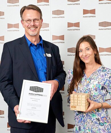 Stefan Siemers, F&E Direktor, und Michaela Beck,  Marketing Direktor, nahmen die Auszeichnung für  LIGNOLOC® im Namen der Raimund Beck KG entgegen. | © Franco Jennewein für raumprobe