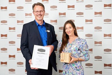 Stefan Siemers, F&E Direktor, und Michaela Beck,  Marketing Direktor, nahmen die Auszeichnung für  LIGNOLOC® im Namen der Raimund Beck KG entgegen. | © Franco Jennewein für raumprobe