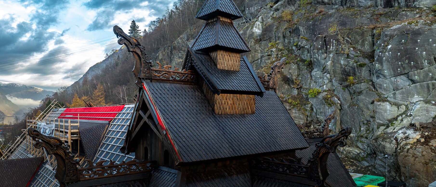 Wikinger-Stabkirche Odda – Außenansicht mit Bergen im Hintergrund, Holzbau befestigt mit LIGNOLOC® Holznägeln und SCRAIL® Nagelschrauben von BECK