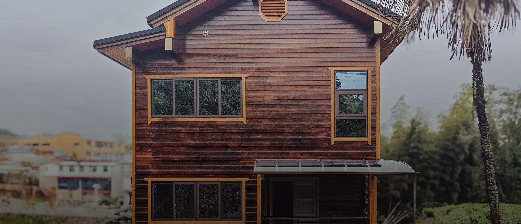 Ein Holzhaus mit Satteldach und dunkelbrauner Holzfassade, vernagelt mit LIGNOLOC® Holznägeln von BECK