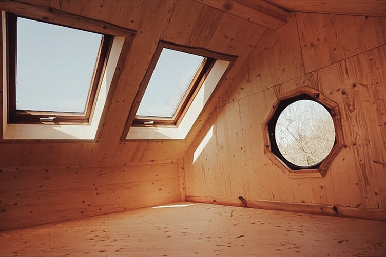 Open living area with natural wood design and LIGNOLOC® wooden nails by BECK