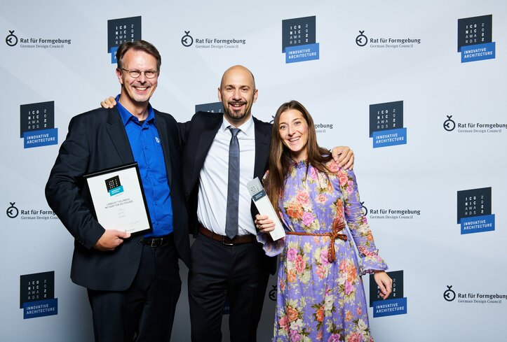 Stefan Siemers, Director R&D, Christian Beck, CEO, und Michaela Beck, Marketing Director, bei der Preisverleihung des Iconic Award 2022 | © Oliver Laux