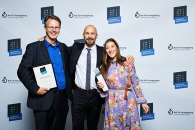 Stefan Siemers, Director R&D, Christian Beck, CEO, und Michaela Beck, Marketing Director, bei der Preisverleihung des Iconic Award 2022 | © Oliver Laux
