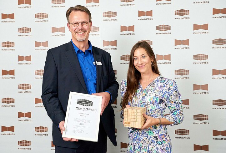 Stefan Siemers, R&D Director, and Michaela  Beck, Marketing Director, accepted the award for  LIGNOLOC® on behalf of Raimund Beck KG | © Franco Jennewein for raumprobe