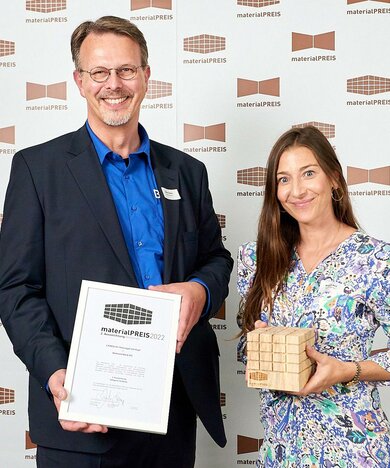 Stefan Siemers, R&D Director, and Michaela  Beck, Marketing Director, accepted the award for  LIGNOLOC® on behalf of Raimund Beck KG | © Franco Jennewein for raumprobe