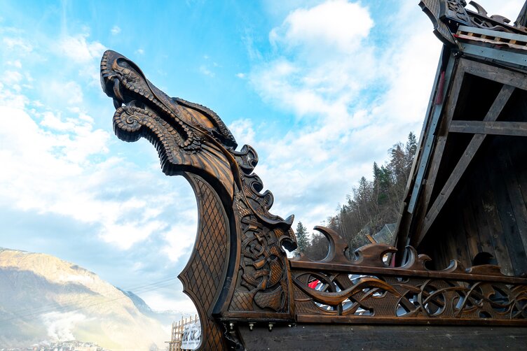 Wikinger-Stabkirche Odda – Detail des geschnitzten Drachenkopfs am Dachfirst, Holzbau realisiert mit SCRAIL® Nagelschrauben von BECK