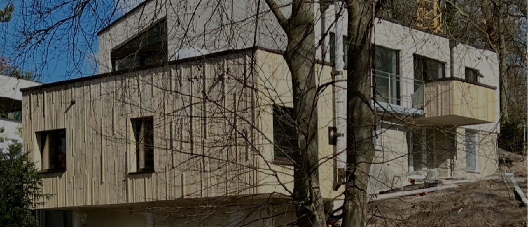 Moderne Wohnhauserweiterung mit vertikaler Kiri-Holzfassade in Stuttgart, befestigt mit LIGNOLOC® Holznägeln von BECK
