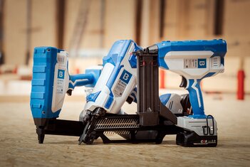 Drei BECK Akku Nagel- und Klammergeräte mit CAS 18 V Akkus für kabelloses Arbeiten im Holzbau und Innenausbau