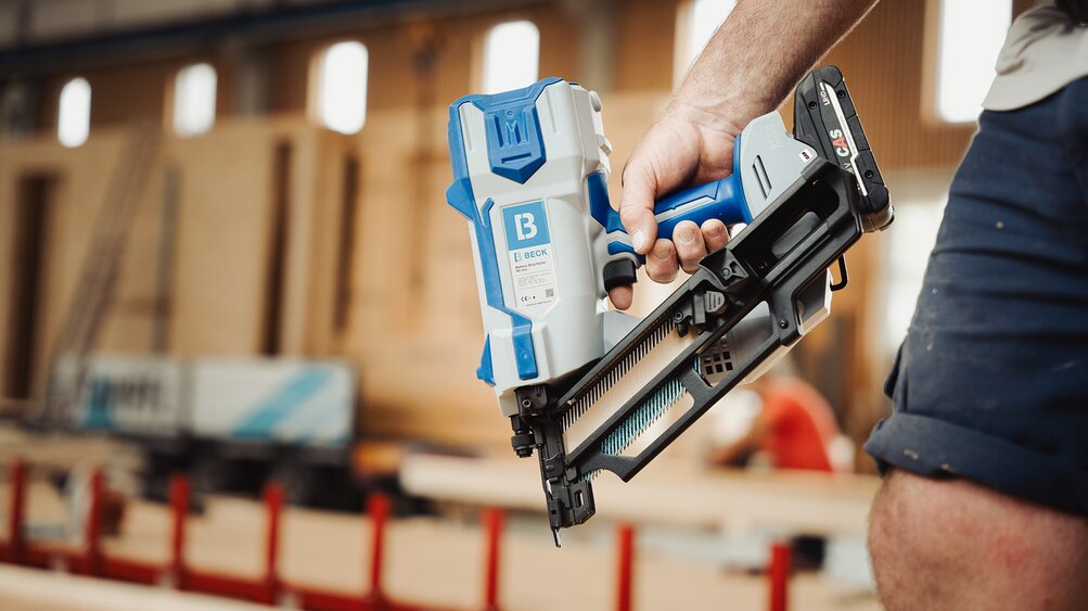 BECK 33° Cordless framing nailer in Use BECK 33° cordless framing nailer with CAS battery held by construction worker